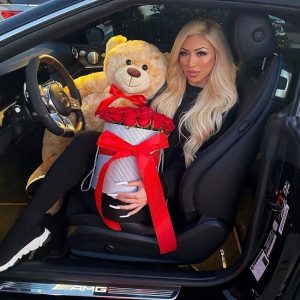 Elena Genevinne - Bio, Net Worth, Height, Single, Nationality, Facts