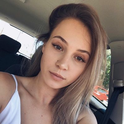 Lindsay Fox - Bio, Age, Net Worth, Height, Single, Nationality, Facts