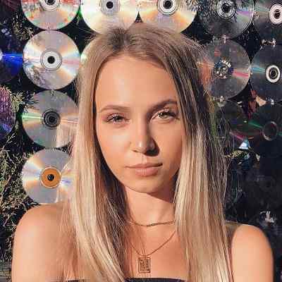 Lindsay Fox - Bio, Age, Net Worth, Height, Single, Nationality, Facts