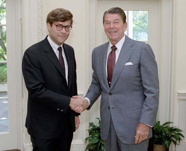 William-Barr-with-President-Ronald-Reagan-in-the-Oval-Office-in-1983.jpg