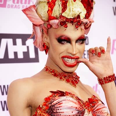 Yvie Oddly