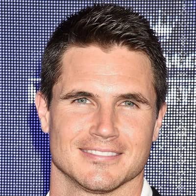 Robbie Amell