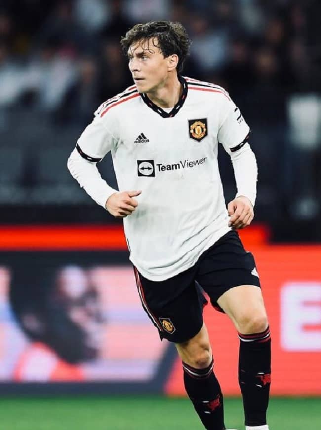 Victor Lindelof practicing for his game (Source Instagram)