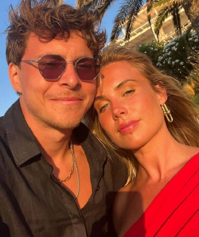 Victor Lindelof with his wife (Source Instagram)